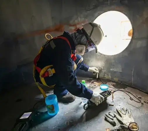 person_harness_confined_space